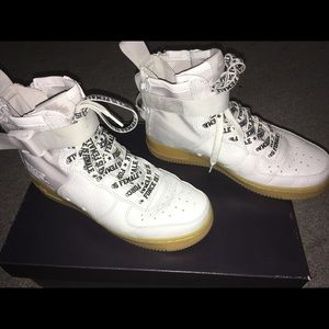 {SOLD} Women’s Nike Air Force 1 mid in vast grey